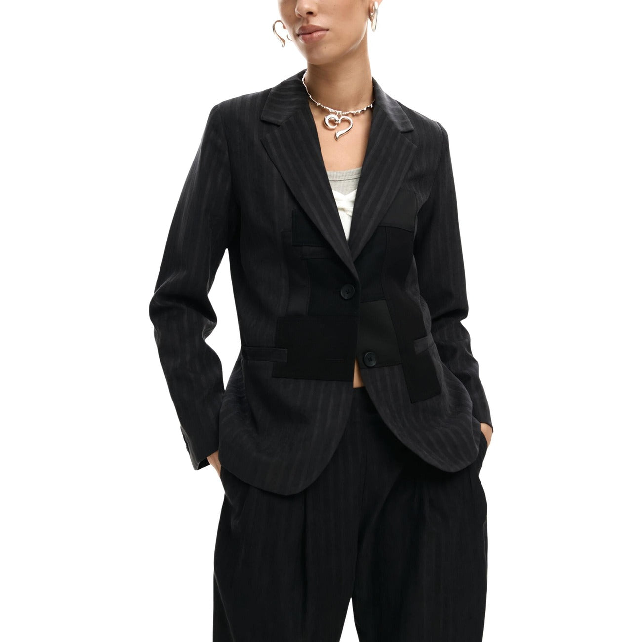 Giacca blazer Desigual donna nera a righe gessato con bottoni bavero manica lunga 91% poliestere 9% poliammide - vista frontale indossata da modello
