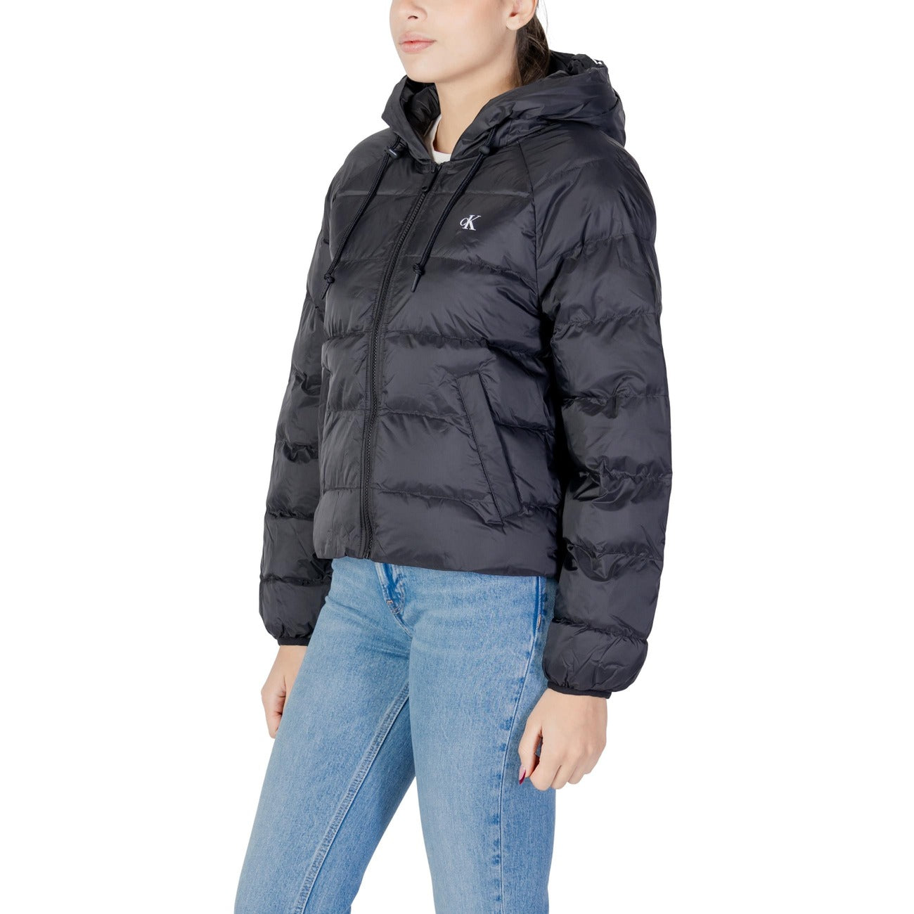 Dettaglio giubbotto Calvin Klein Jeans LIGHTWEIGHT LOGO PUFFER donna nero con logo applicato e tasche anteriori
