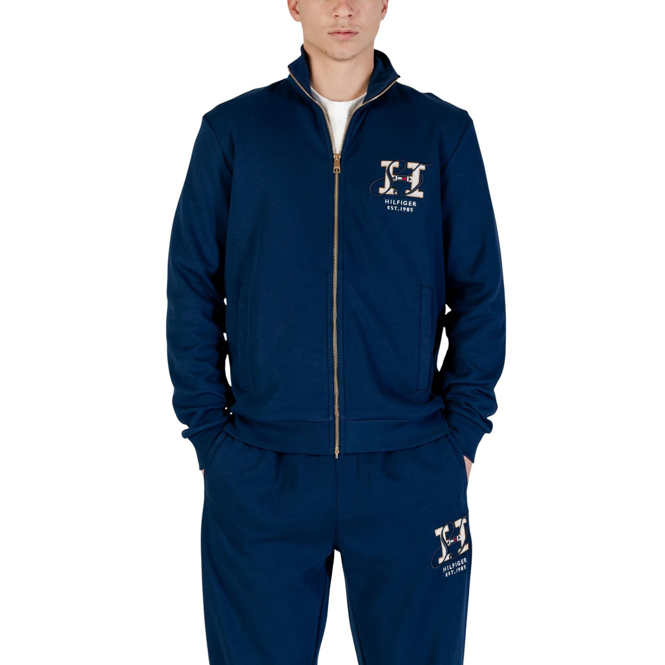 Felpa Tommy Hilfiger Diwali; Blu, Misto Cotone Rigenerato. Chiusura con zip, colletto alto, tasche laterali. Logo stampato, vestibilità confortevole, stile sostenibile per il tempo libero. Vista frontale 