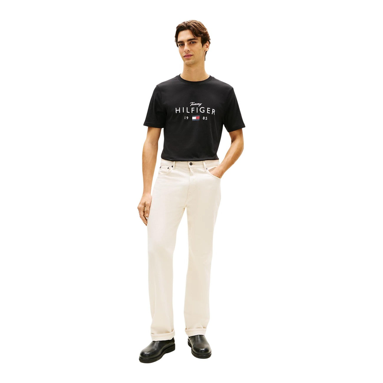 T-shirt Tommy Hilfiger Nera; 100% Cotone. Maxi logo frontale con Flag, maniche corte, vestibilità regular. Girocollo a costine, tessuto morbido e resistente, stile casual iconico. Figura intera