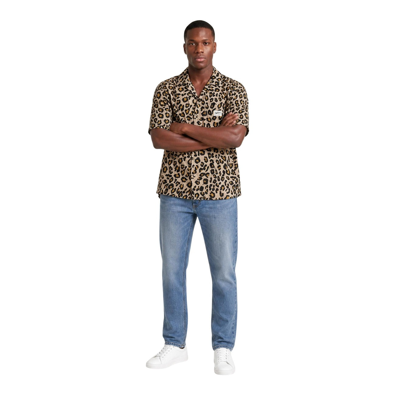 Camicia Resort Animalier Only & Sons; Beige. 100% Cotone. Taglio rilassato, maniche corte, taschino frontale. Fresca, audace e perfetta per l'estate. Figura intera 