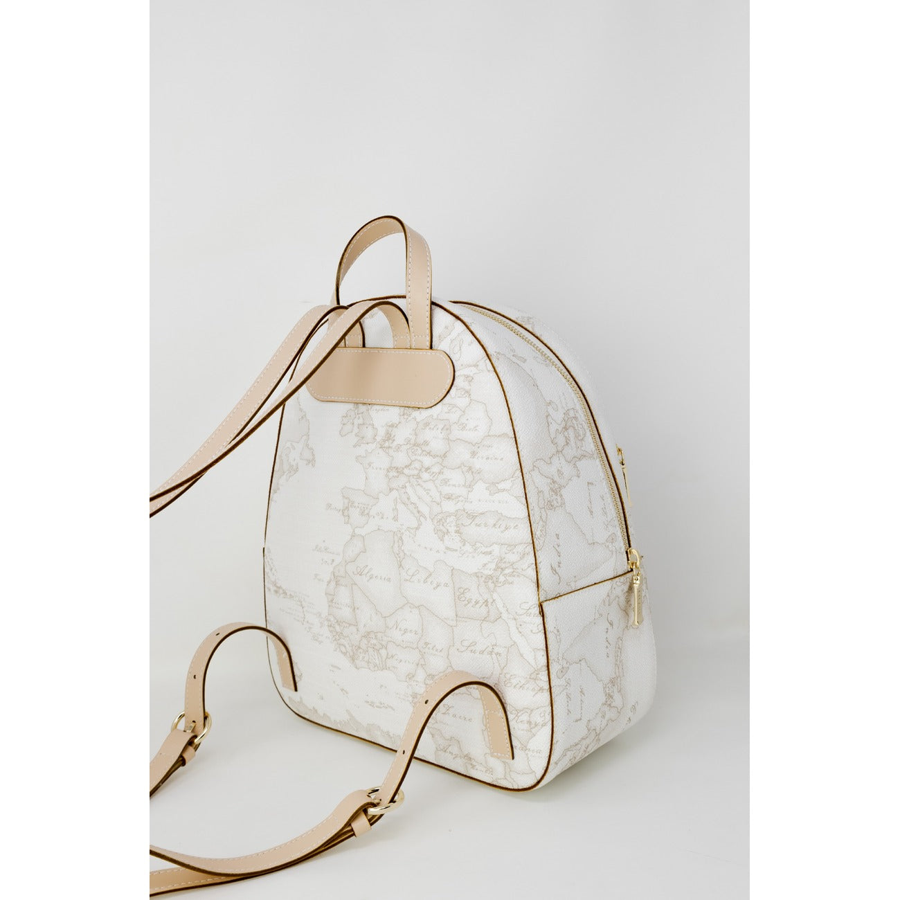Zaino Medio Donna Alviero Martini Prima Classe; Bianco Geo White. Tessuto tecnico e 30% pregiata pelle stampata con dettagli metallici lucidi. Chiusura con zip, tasca frontale e spallacci regolabili. Misure slanciate e capienti (25x29 cm). Posteriore 