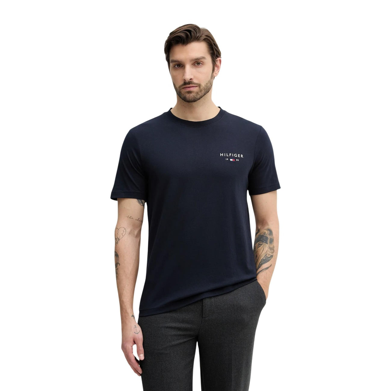 T-shirt Tommy Hilfiger blu navy; 100% Cotone. Logo Hilfiger ricamato, maniche corte, vestibilità regular. Capo quattro stagioni, traspirante e dallo stile casual premium.