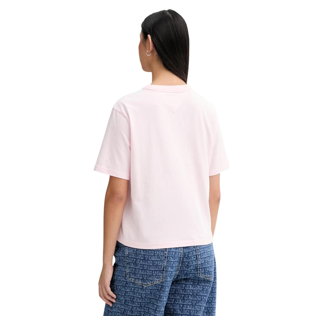 T-shirt Donna Tommy Jeans Boxy Cropped; 100% Cotone. Spalle scese, logo badge sul petto, taglio corto. Maglia donna fresca e di tendenza per la PE26. Colore rosa. Vista posteriore 