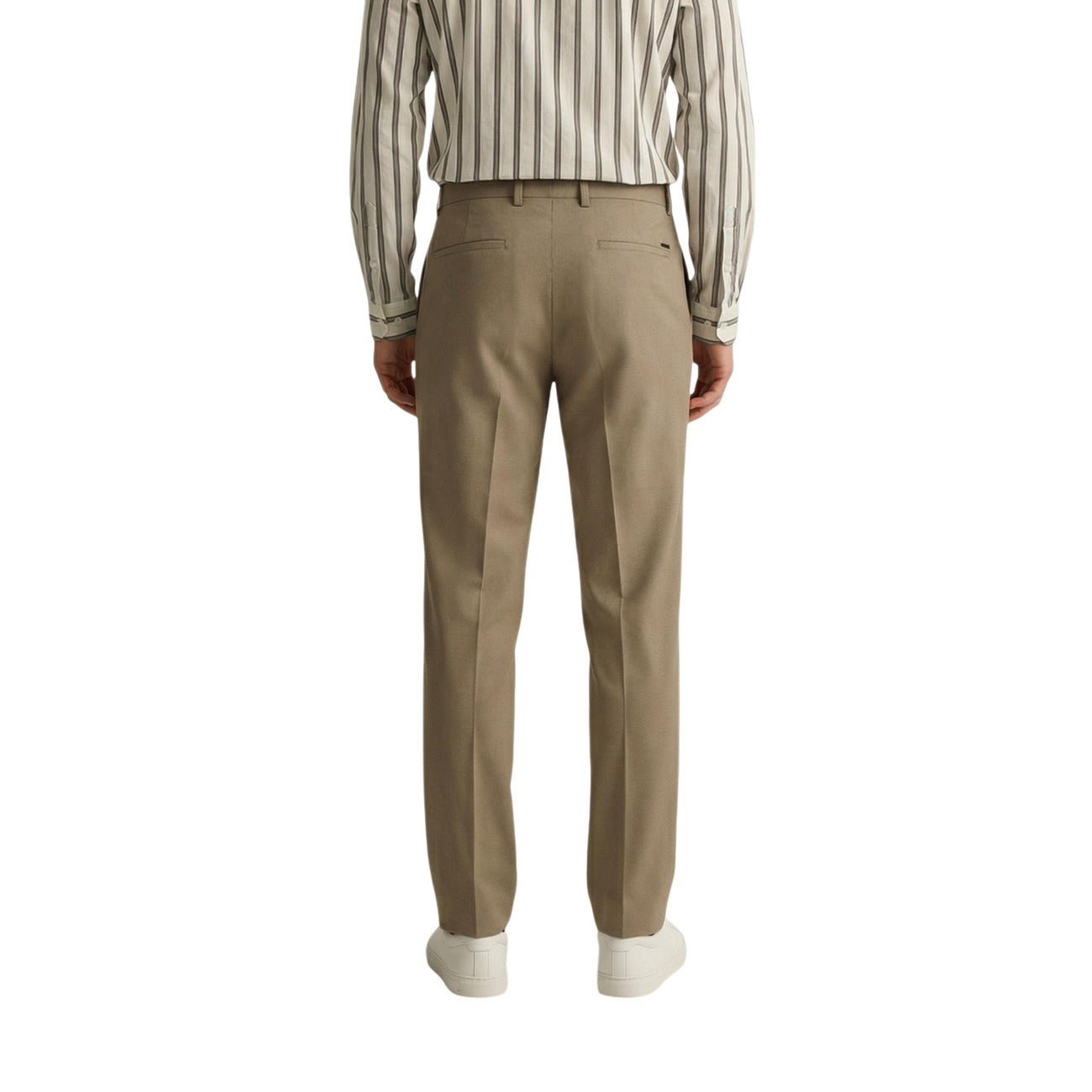 Pantaloni Slim Beige Gianni Lupo; Tessuto Stretch Premium. Piega centrale sartoriale, vestibilità aderente e flessibile. Eleganti, leggeri e resistenti. Il pantalone beige essenziale per la mezza stagione. Posteriore 