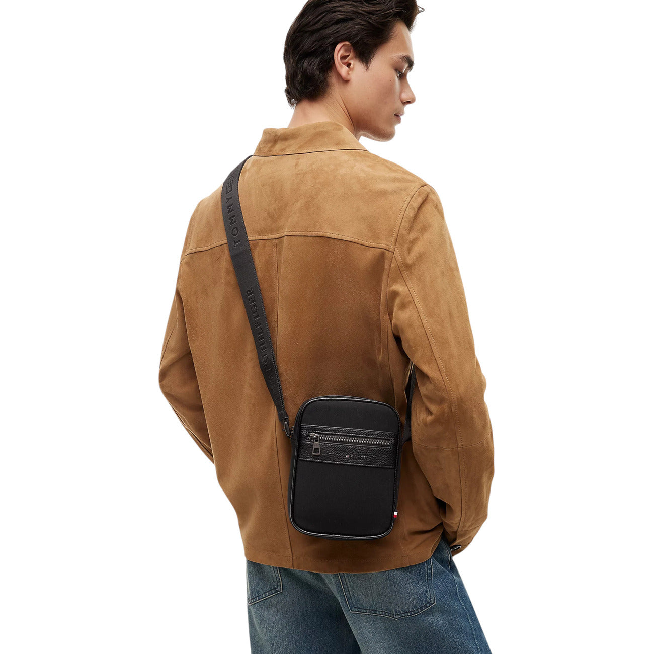Borsa Tracolla Uomo Tommy Hilfiger Repreve; Nero. 95% Poliestere riciclato REPREVE, doppia cerniera, tracolla regolabile in nastro, dettagli martellati e micro bandierina. Dimensioni mini (15x20,5 cm), stile casual ed eco-friendly. Vista indossato da modello 