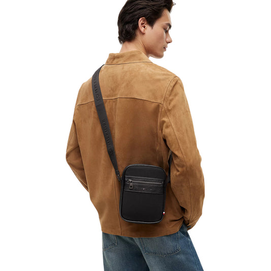 Borsa Tracolla Uomo Tommy Hilfiger Repreve; Nero. 95% Poliestere riciclato REPREVE, doppia cerniera, tracolla regolabile in nastro, dettagli martellati e micro bandierina. Dimensioni mini (15x20,5 cm), stile casual ed eco-friendly. Vista indossato da modello 