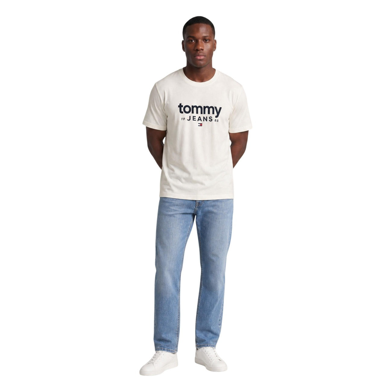 T-shirt Bianca Tommy Jeans; Maxi Logo frontale. 100% Cotone Rigenerato. Regular fit, girocollo, maniche corte. Fresca, iconica ed eco-friendly. Frontale figura intera 