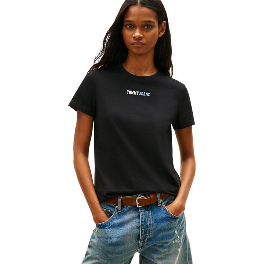 Tommy Jeans T-shirt DW0DW22277; 100% cotone riciclato, scollo rotondo, logo ricamato. Il basic sostenibile e iconico per ogni stagione. Colore nero. Vista frontale indossata da modello 