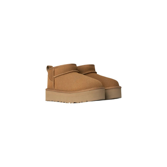stivaletto UGG Classic Ultra Mini Platform in pelle scamosciata color castagna (chestnut), foderato in misto lana UGGplush™. 
Vista frontale laterale 