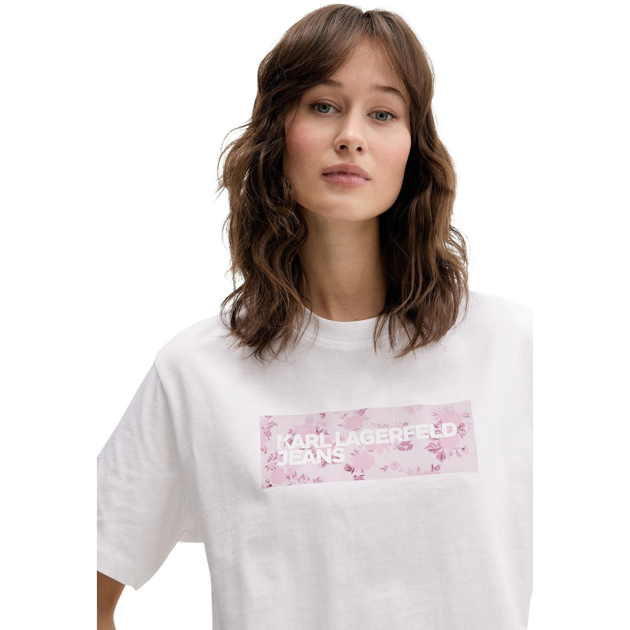 T-shirt Karl Lagerfeld Jeans Bianca; 100% Cotone Organico. Logo floreale frontale, vestibilità relaxed, scollo tondo. Tessuto leggero e traspirante, stile casual-elegante.