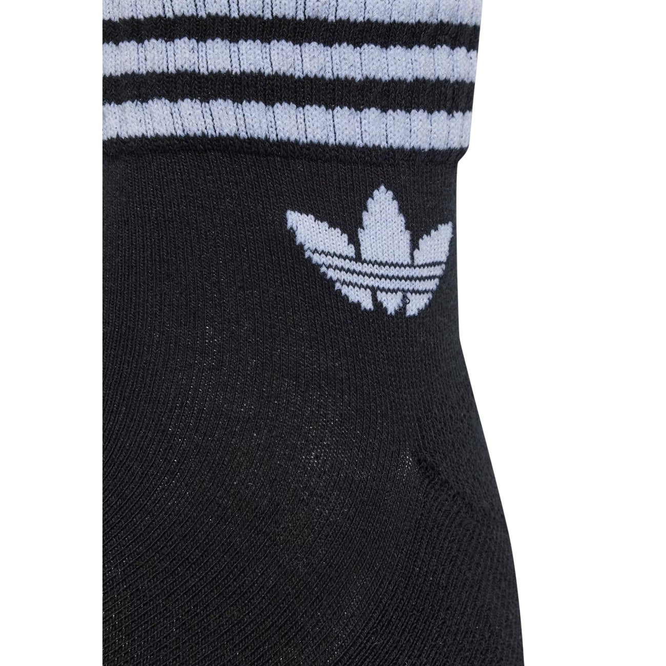 Pack 3 Paia Calzini adidas Ankle; Bianco, Grigio, Nero. 78% Cotone, 19% Poliestere riciclato. Lunghezza caviglia, orli a coste, logo Trifoglio. Stile casual e sportivo. Dettaglio logo nero 