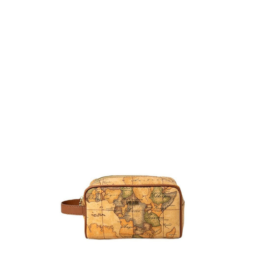Beauty-case uomo Alviero Martini 1ᴬ Classe; Stampa Geo Classic. Chiusura con zip, manicotto laterale, dettagli in oro chiaro. Interno logato con tasca. Accessorio da viaggio funzionale e iconico. Vista frontale 