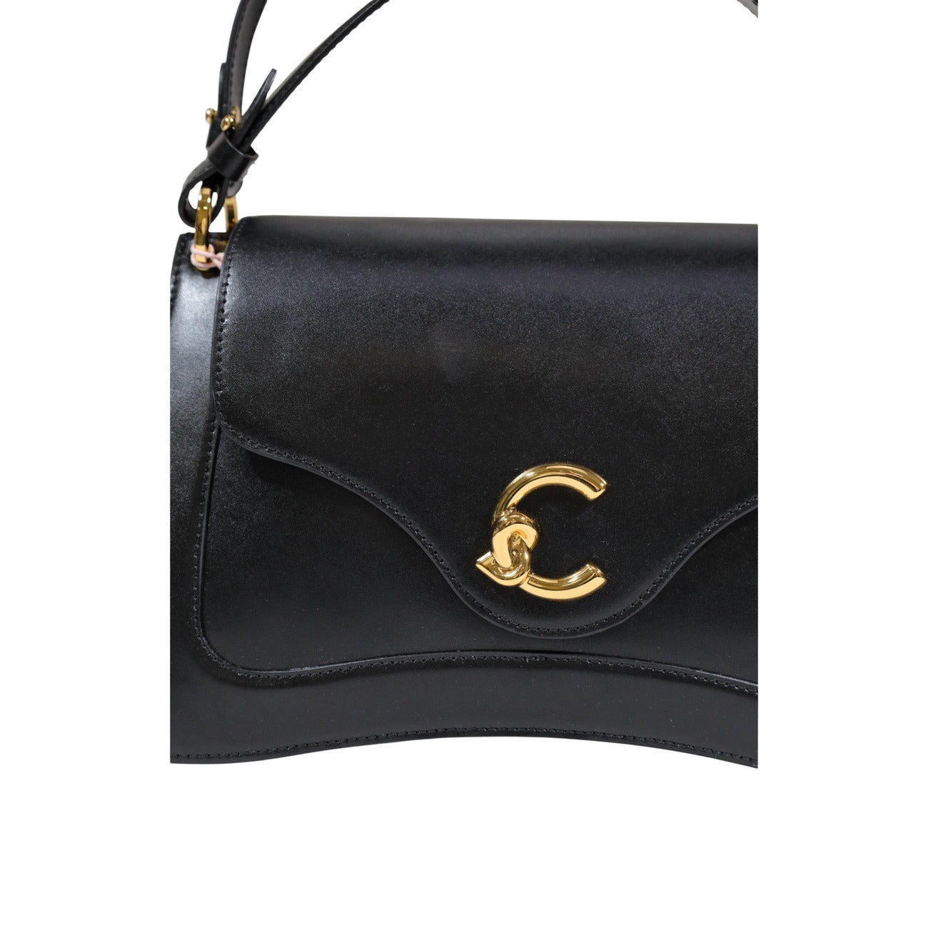 Borsa Coccinelle C-Me Calf Nera; 100% Vera Pelle. Chiusura magnetica, interno a soffietti, tre scomparti, dettagli gold. Borsa a mano e tracolla donna, design premium. Dettaglio logo 