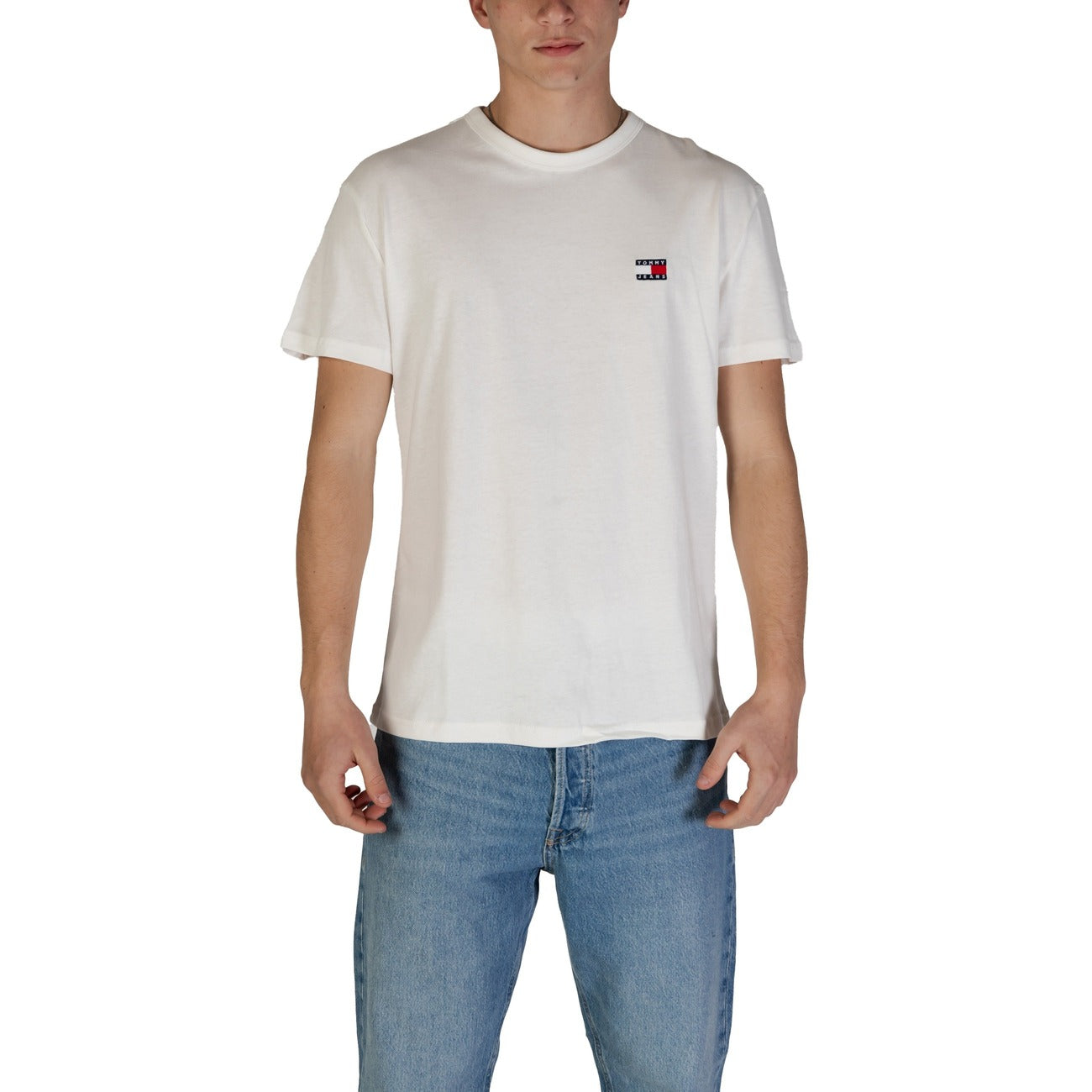 T-shirt Tommy Hilfiger Jeans Badge; 100% Cotone rigenerato. Vestibilità regular, scollo a girocollo, maniche corte. Logo badge ricamato, disponibile in vari colori. Stile casual eco-friendly. Colore bianco 