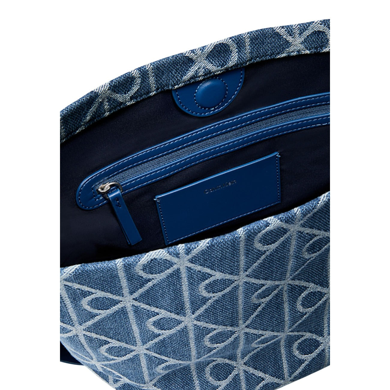 Calvin Klein Denim Bucket Bag; 100% cotone, stampa logo all-over, spallacci regolabili. La borsa a secchiello trendy e capiente per un look urban dinamico. Vista apertura 