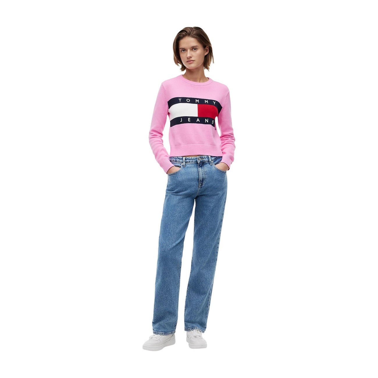 Maglia Tommy Jeans donna rosa DW0DW22930. Pullover girocollo in 100% cotone biologico con logo flag oversize intarsiato sul petto, vestibilità regular e spalle calate, abbigliamento donna autunno inverno.