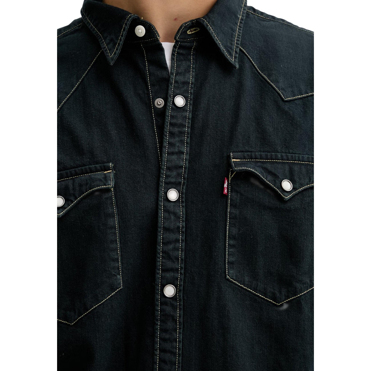 Camicia Uomo Nera Levi's Western; Modello a maniche lunghe in cento per cento cotone tinta unita. Chiusura con bottoni a pressione, tasche frontali con pattina e cuciture in contrasto, stile casual-heritage.