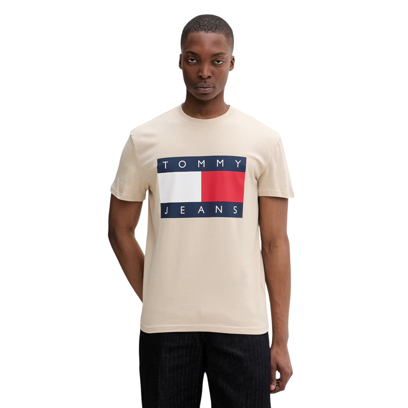 T-shirt Maniche Corte Beige Uomo Tommy Hilfiger Jeans; 100% cotone rigenerato ecosostenibile. Taglio dritto regular fit e scollo tondo girocollo. Stampa logo iconico sul petto, stile casual-luxury 4 stagioni. Vista frontale 