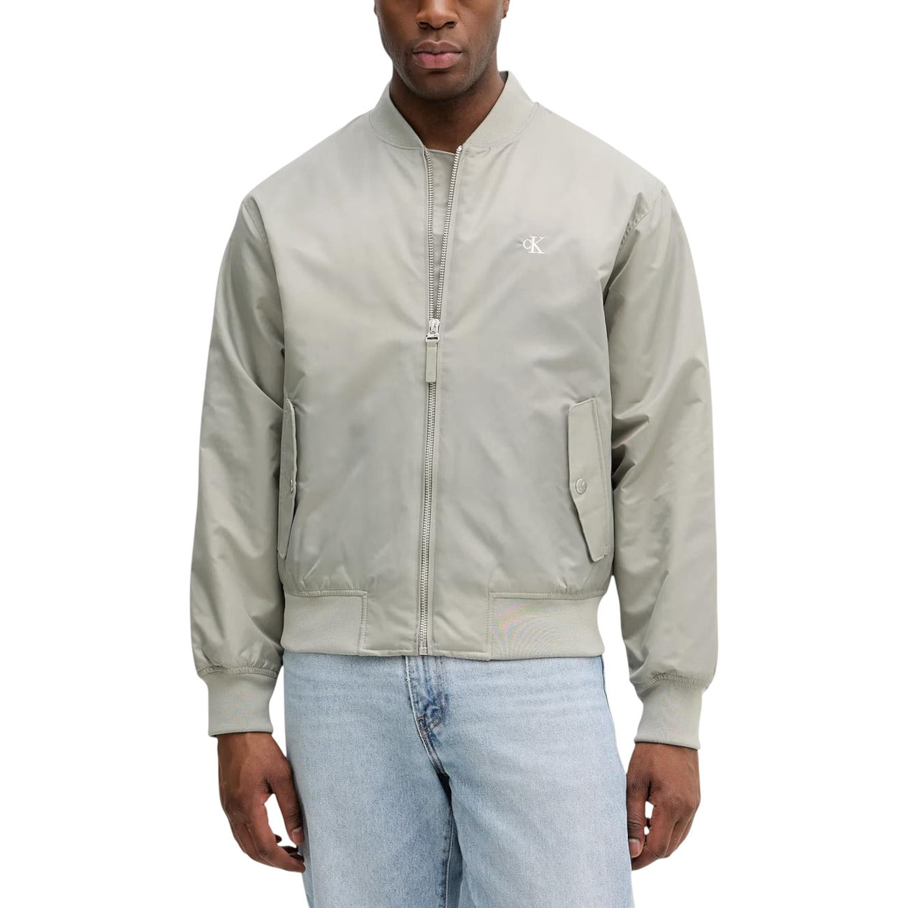 Bomber verde Calvin Klein Jeans HERO; 100% poliammide, chiusura a zip, tasche con patta, colletto coreana. Vestibilità regolare. Vista frontale 