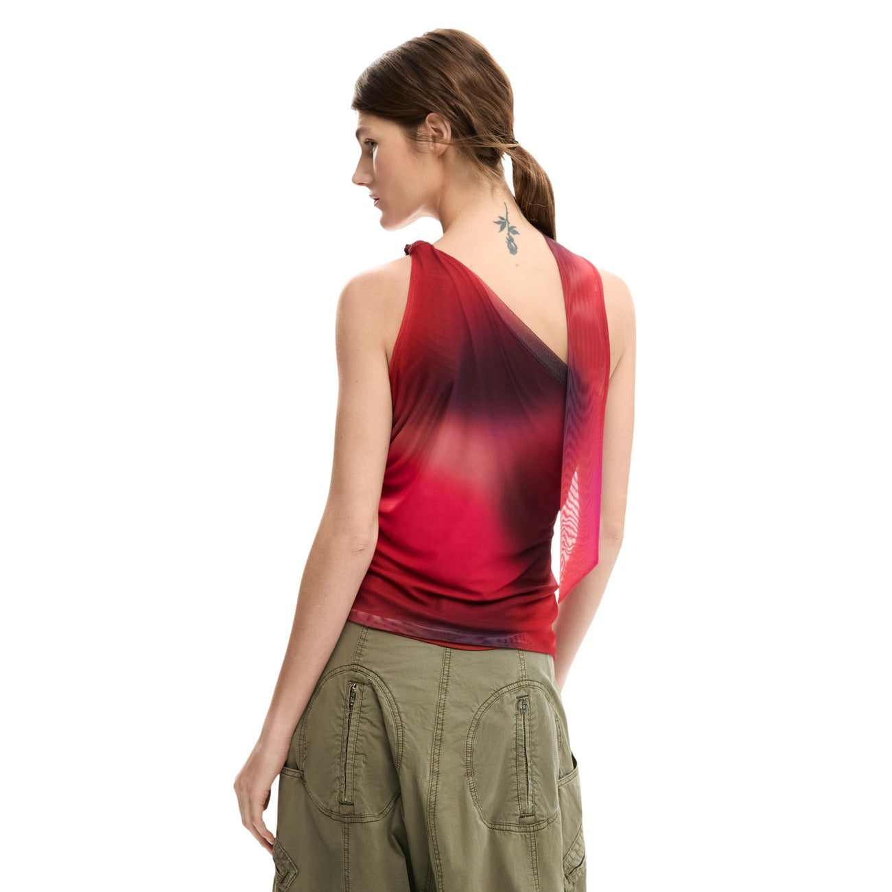 Top in tulle, senza maniche, con drappeggio frontale, scollo asimmetrico con nodo e stampa a macchie di colori.
Vista posteriore 