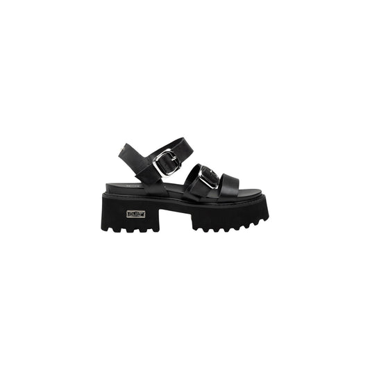 Cult Cher 4536; Sandalo Platform Nero. 100% Pelle, tacco 5 cm. Doppia fibbia in metallo, suola sagomata antiscivolo, interno in pelle traspirante.