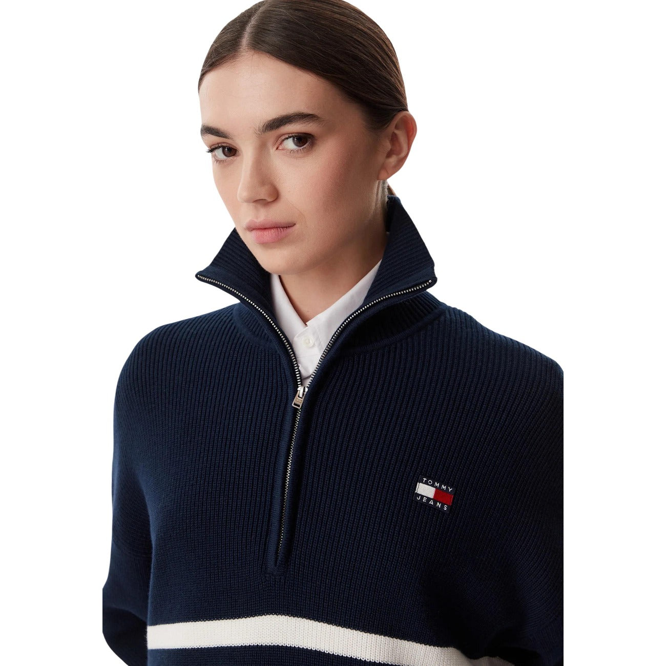 Maglia Tommy Jeans donna a righe blu DW0DW22928. Pullover oversize con mezza cerniera e collo alto in 100% cotone biologico, fantasia marinière e patch logo classico, abbigliamento donna autunno inverno.
