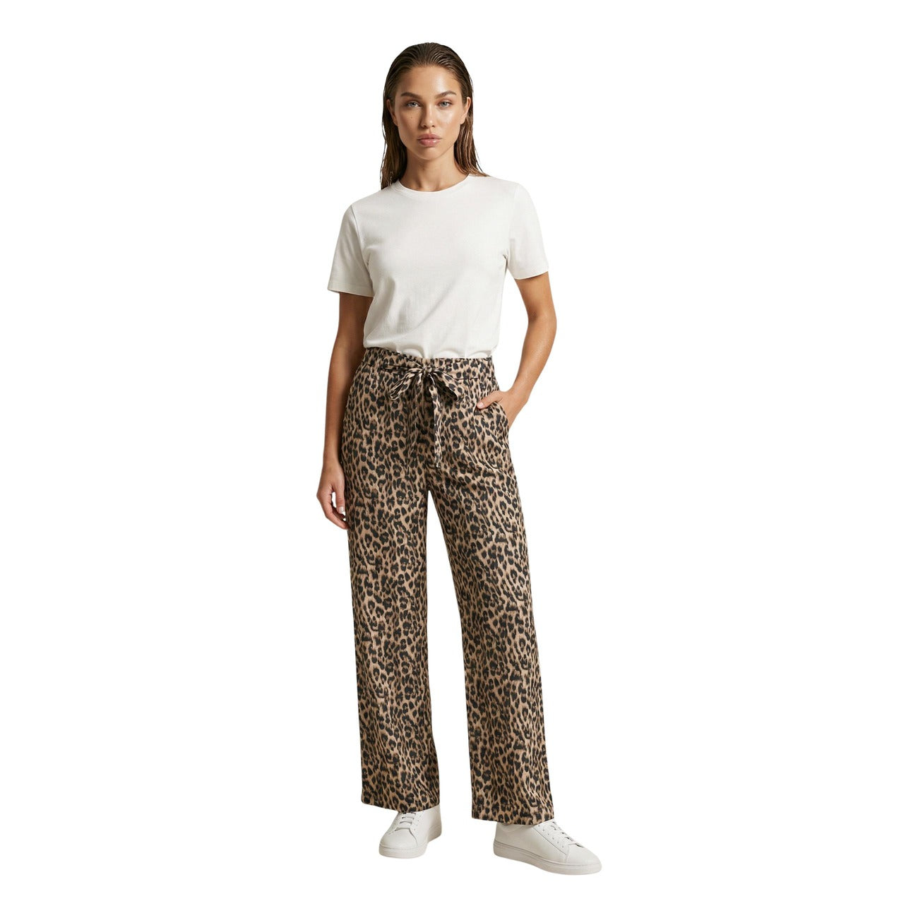 Pantaloni Palazzo Cropped Only; Fantasia Foglie. 100% Viscosa. Vita alta con cintura annodata, gamba larga, tasche laterali. Leggeri, fluidi e di tendenza per la primavera-estate. Figura intera 