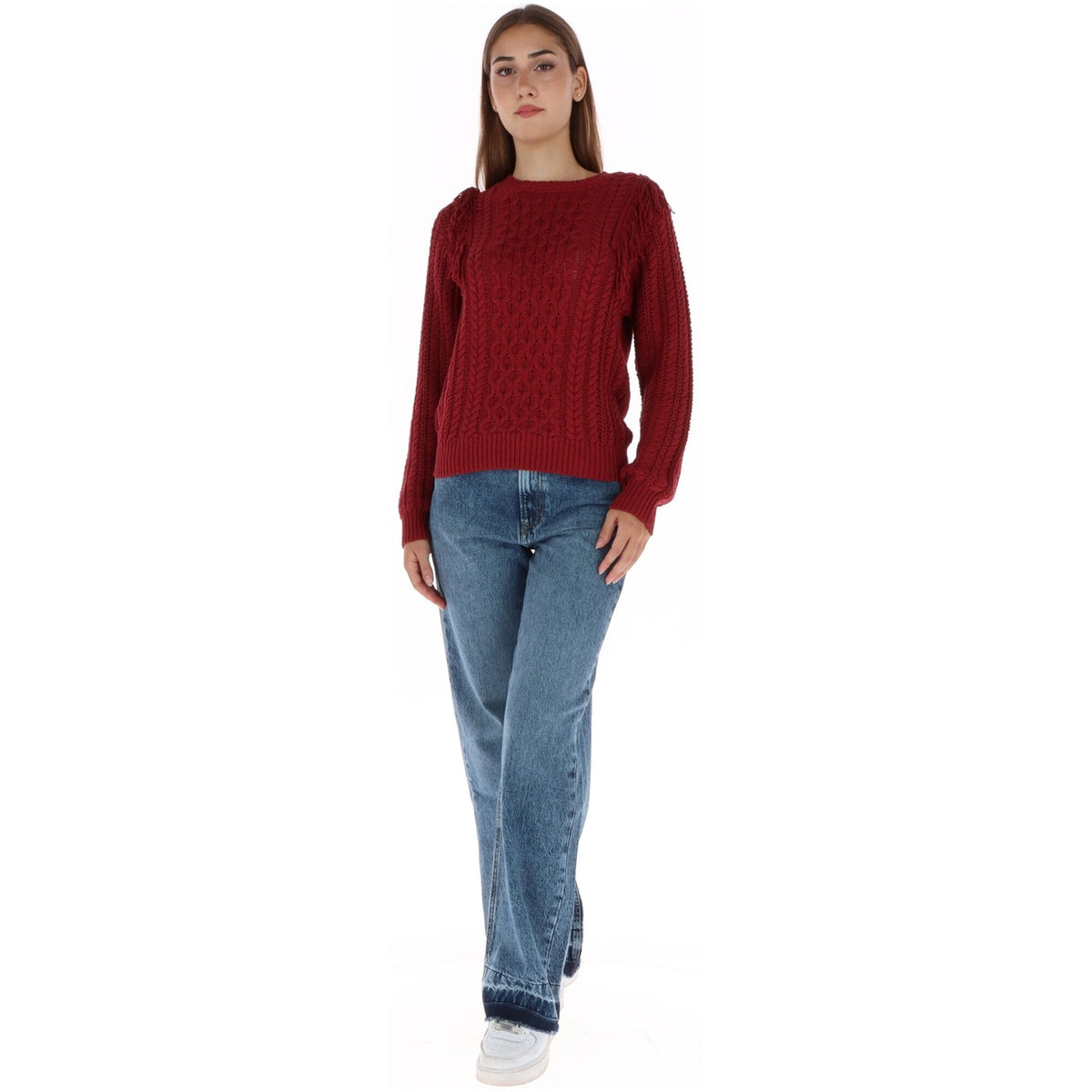Maglione rosso donna Pepe Jeans PL7000183. Maglia lavorata ad intreccio in cotone e acrilico con dettagli frange sulle spalle e maniche a palloncino.