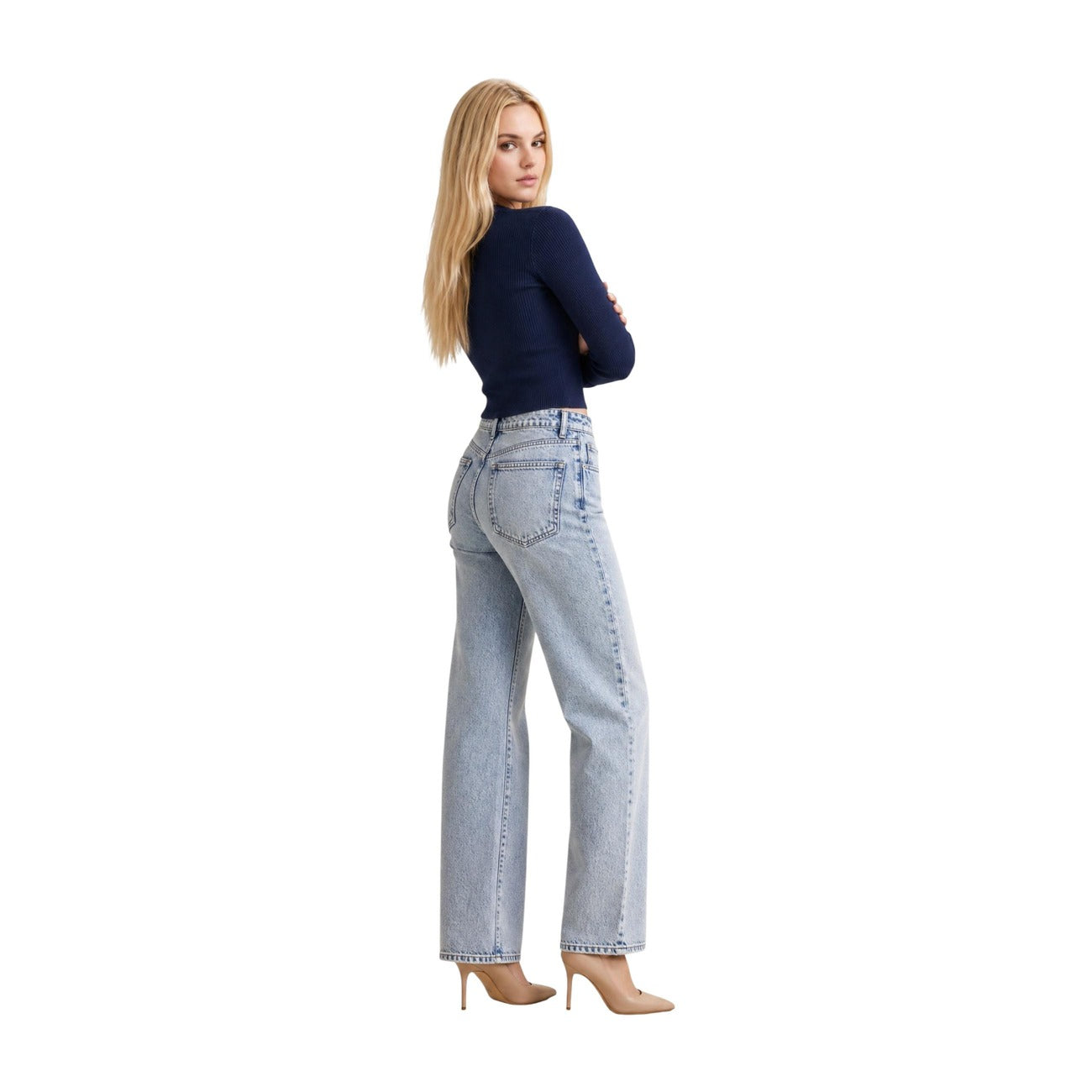 Cardigan Maglia Blu Donna Guess Ellie Cardi; Tessuto 71% viscosa e 29% poliammide a maniche lunghe con scollo a V. Chiusura con bottoni bijoux metallici e logo strass, stile da mezza stagione. Posteriore intera 