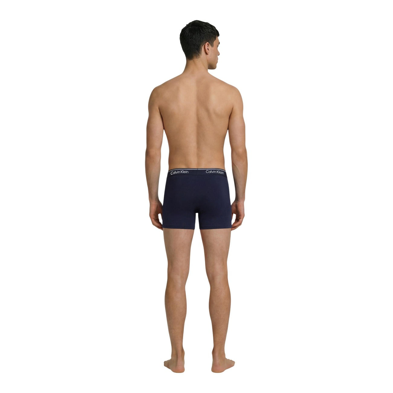 Pack 3 Boxer Brief CK; Grigio, Blu e Azzurro. Microfibra di poliestere riciclato e 12% elastam. Fascia logata iconica, vestibilità aderente, asciugatura rapida. Comfort tecnico per ogni stagione. Vista posteriore 