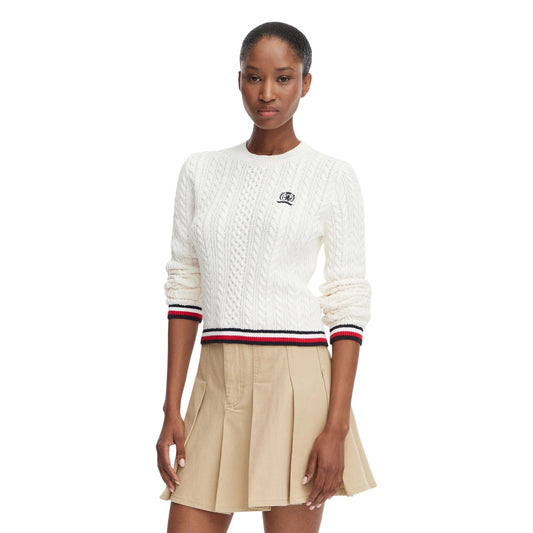 Maglione Polo Donna Bianco Tommy Hilfiger Jeans; Maglia pesante cropped a trecce in cotone rigenerato. Colletto stile polo, maniche lunghe, dettagli tricolore sui bordi a coste e logo ricamato. Stile casual raffinato. Vista frontale 