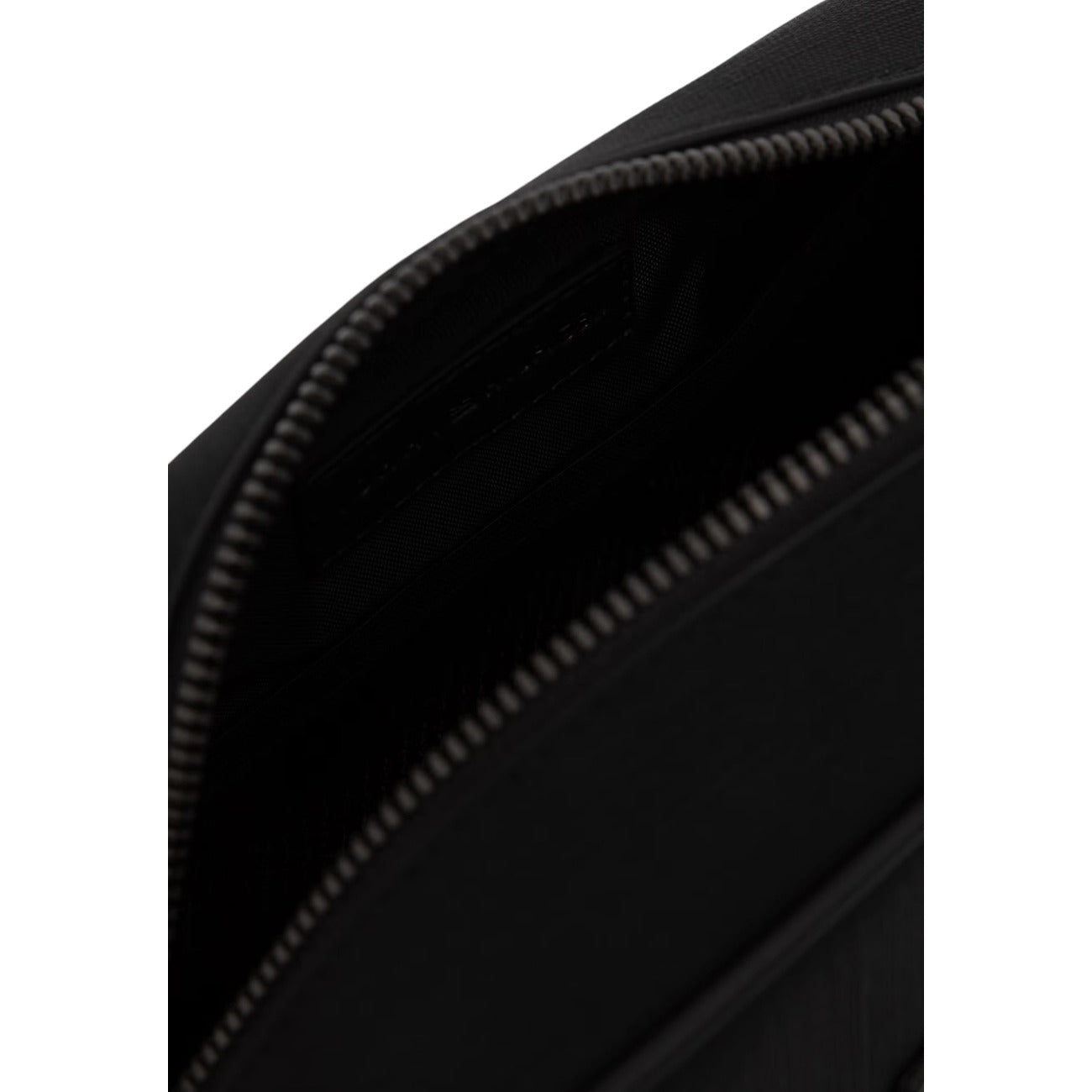 Pochette Beauty Uomo Tommy Hilfiger TH Foundation; Nero. 100% Poliuretano effetto pelle, chiusura con zip superiore, maniglia laterale per il trasporto e logo in rilievo. Misure compatte e capienti (22x12x8 cm). Cerniera aperta 