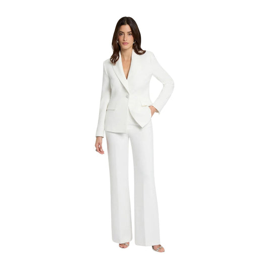 Pantaloni Bootcut Morgan De Toi; 77% Poliestere, 17% Viscosa, 6% Elastam. Vita alta, fondo a zampa, vestibilità stretch. Pantaloni donna modellanti e di tendenza per la PE26. Colore bianco vista frontale figura intera 