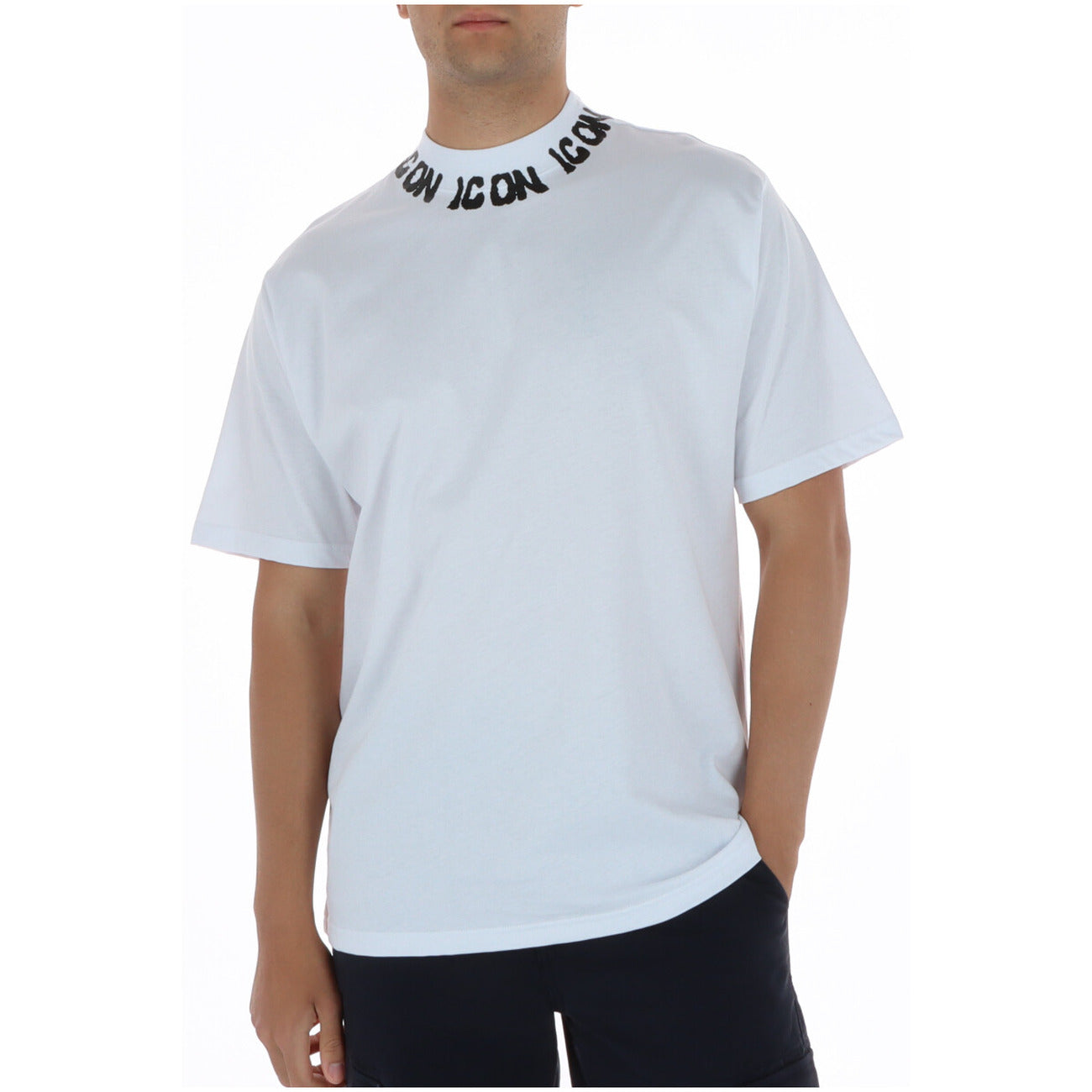 T-shirt ICON IUT028; 100% cotone Made in IT. Logo a contrasto sul girocollo, maniche corte, colori bianco/nero. Maglia maschile premium, traspirante e di tendenza PE26. Colore bianco. Vista frontale 
