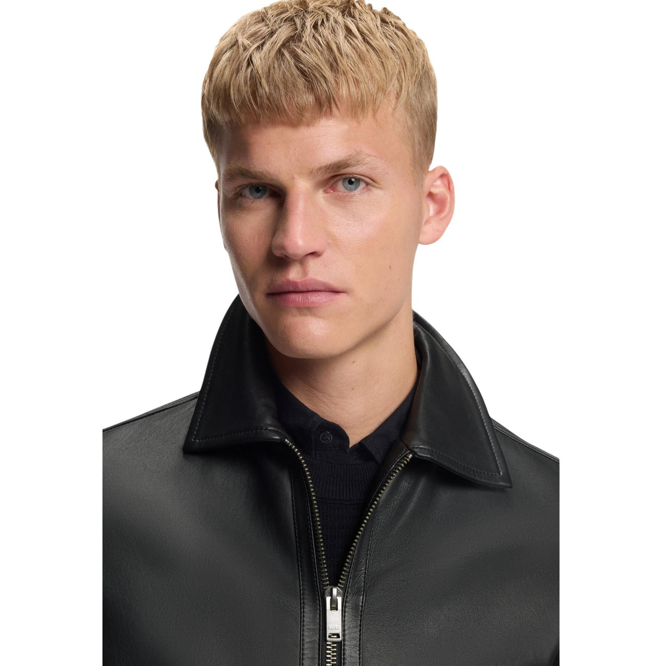 giubbotto in pelle regular fit BOSS Uomo con chiusura con zip, di colore nero. 
Vista frontale dettaglio colletto