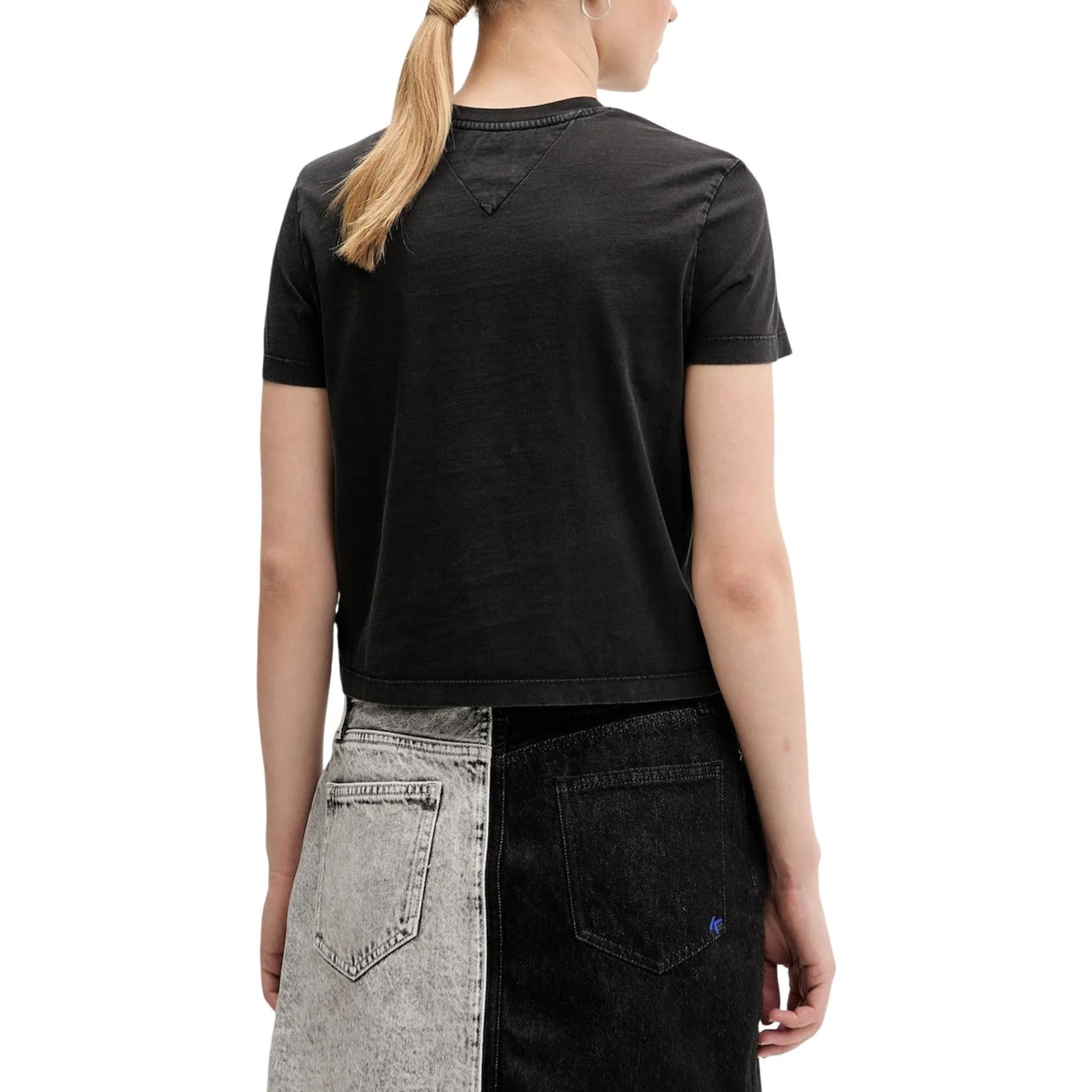 T-shirt Tommy Hilfiger Jeans donna nera scollo tondo - vista laterale indossata da modello
