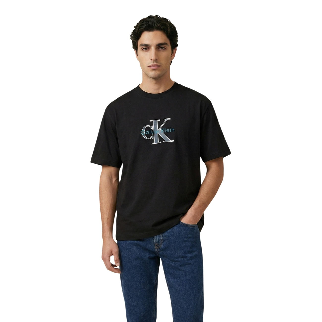 T-shirt Calvin Klein Jeans; 100% Cotone. Logo in rilievo sul petto, vestibilità regular, maniche corte. T-shirt uomo fresca e resistente, stagione PE26. Colore nero vista frontale 