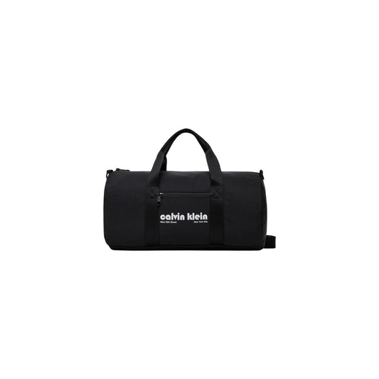 Borsone Calvin Klein Duffle Nero; 100% Poliestere Riciclato. Tracolla rimovibile, logo grafico, chiusura con cerniera. Stile weekender casual, capiente e leggero. Perfetto per sport e viaggi brevi. Vista frontale 