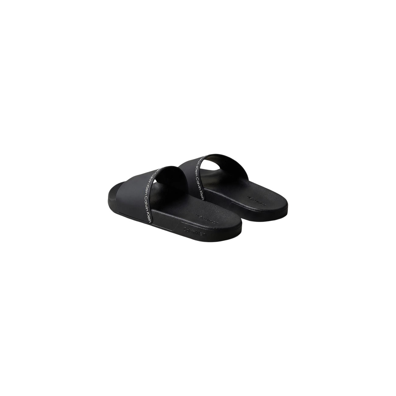 Ciabatte Calvin Klein Pool Slides; Nero. 100% Poliuretano Riciclato. Fascia con logo, plantare ergonomico, suola 2 cm. Leggere, resistenti ed ecosostenibili. Posteriore laterale 