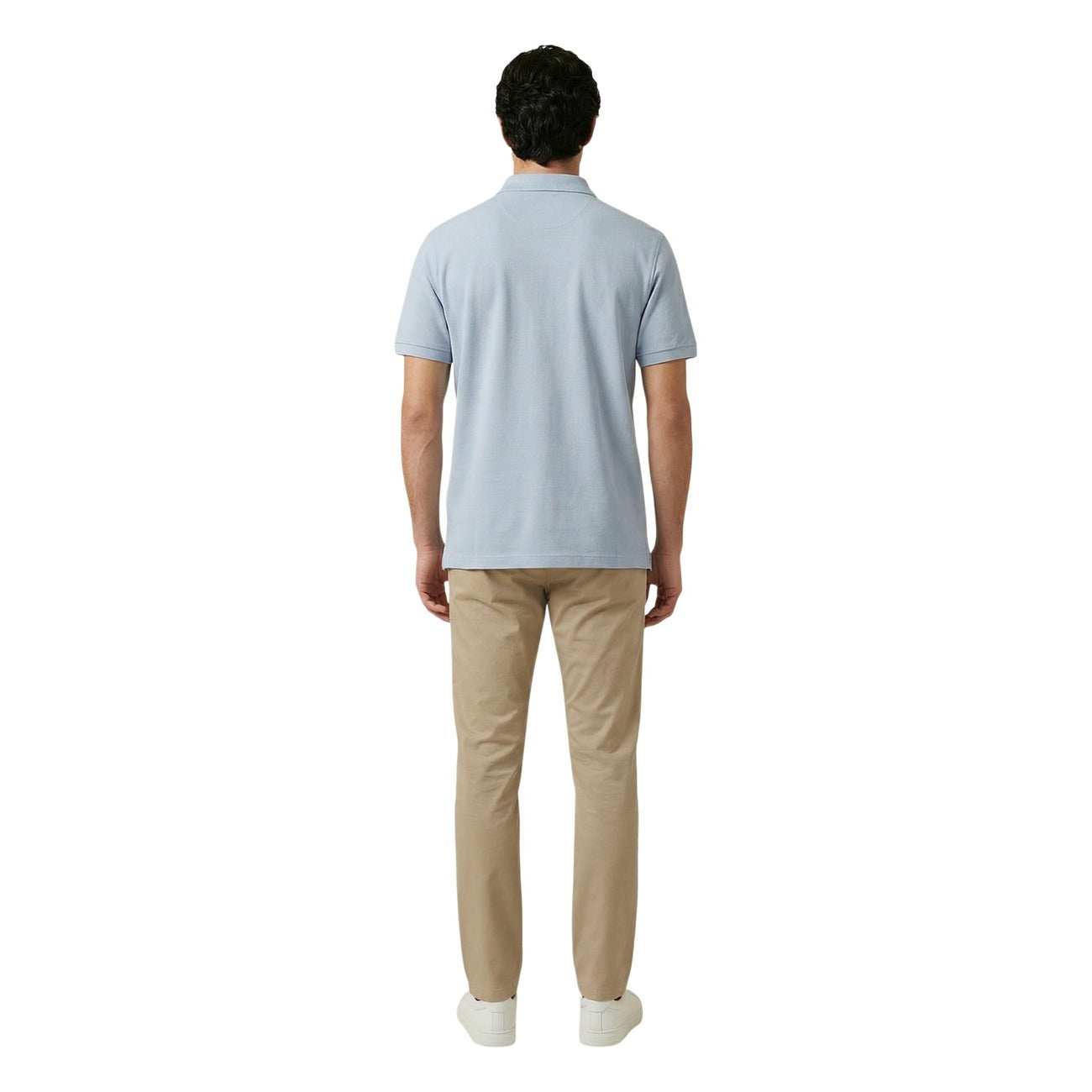 Polo GANT Shield; 97% cotone piqué, 3% elastam, colletto classico, logo ricamato. Stile versatile, elegante e confortevole. Colore azzurro. Vista posteriore 