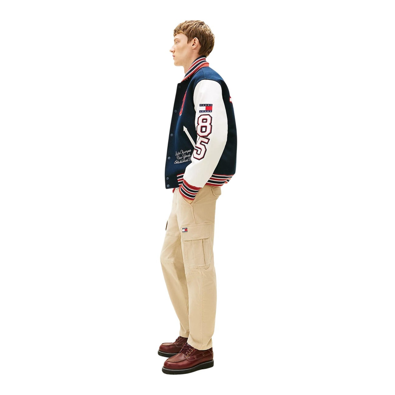 Aggiungi un tocco di street style al tuo guardaroba con i pantaloni cargo affusolati, realizzati in tela di cotone con una punta di tessuto stretch.
