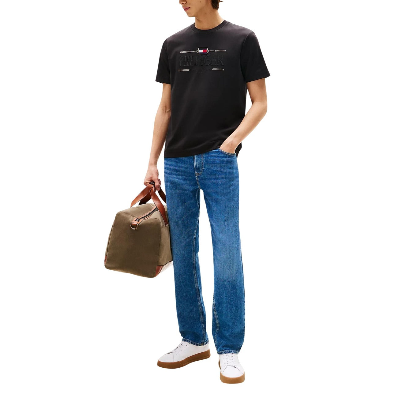 T-shirt Tommy Hilfiger Icon Nera; Cotone Sostenibile BCI e Stretch. Logo ricamato, impunture a contrasto, vestibilità flessibile. Stile casual premium, traspirante e resistente. Figura intera 