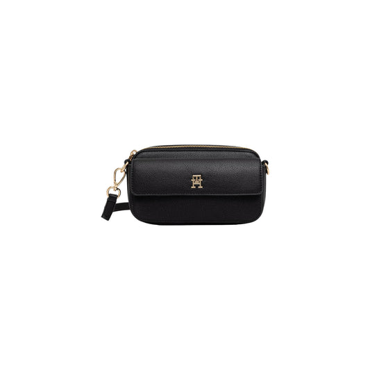 Borsa Camera Bag Donna Tommy Hilfiger; Nero. Finitura martellata, chiusura con zip, tracolla rimovibile e tasca frontale con patta. Monogramma TH dorato, misure compatte (22x12 cm) e capienza 1 litro. Frontale 