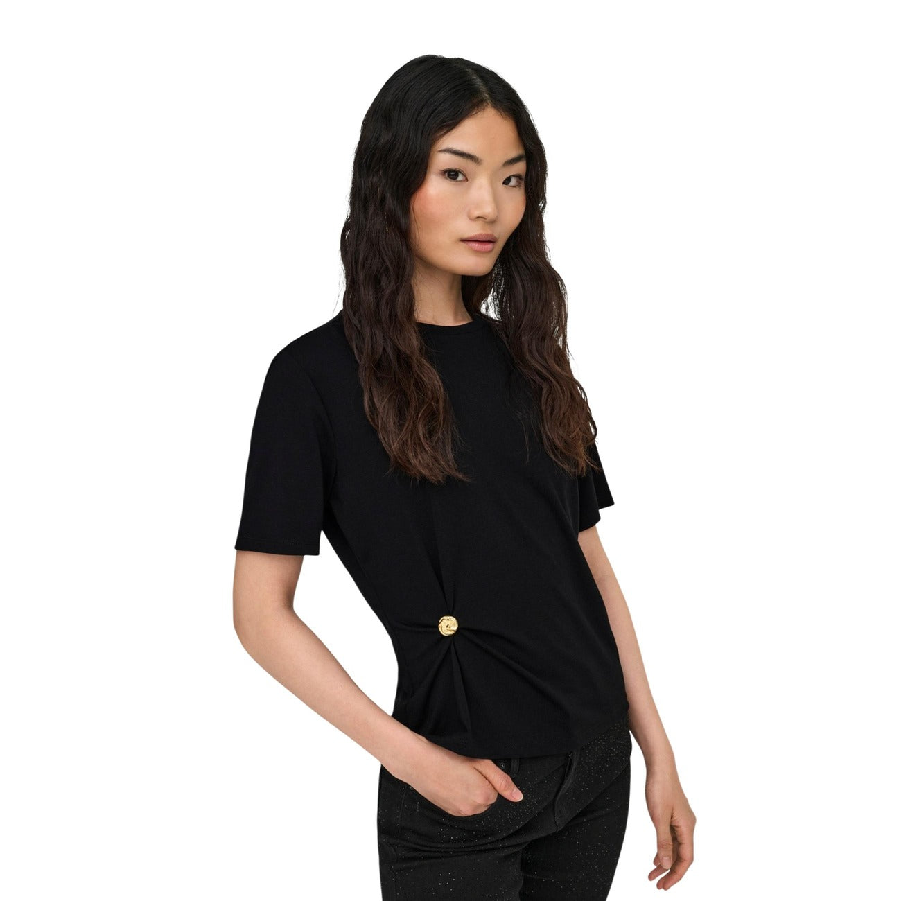 T-shirt nera casual Only Onlelena con dettaglio metallico laterale, realizzata in poliestere riciclato e viscosa.