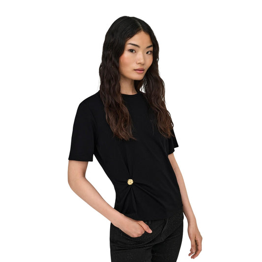 T-shirt nera casual Only Onlelena con dettaglio metallico laterale, realizzata in poliestere riciclato e viscosa.