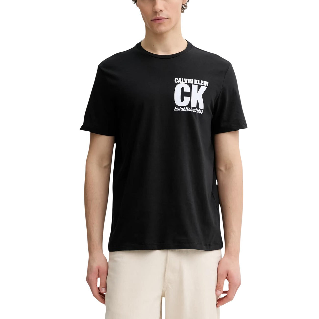 T-shirt Calvin Klein LV04RE819G; 100% cotone, logo "Established 1968", regular fit. Capo essenziale e versatile. Colore nero. Vista frontale 