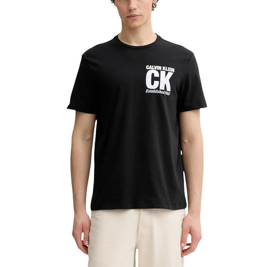 T-shirt Calvin Klein LV04RE819G; 100% cotone, logo "Established 1968", regular fit. Capo essenziale e versatile. Colore nero. Vista frontale 