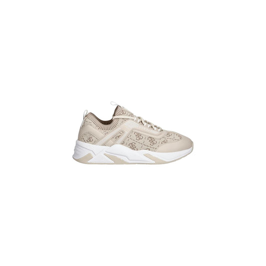 Sneakers Guess Genga Runner; Beige, Mix Poliestere/Poliuretano. Suola para 5,3 cm, logo 4G a caldo, dettagli logo triangolo. Design sportivo-chic, stagione Primavera/Estate. Vista laterale 