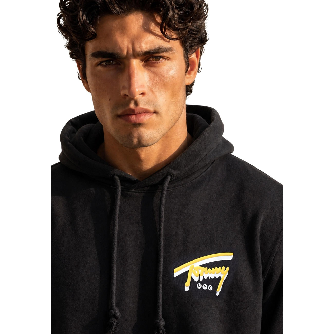 Felpa Tommy Hilfiger Jeans uomo nera DM0DM23583 graffiti NYC. Felpa in cotone con cappuccio, tasca a marsupio frontale e grafica logo Tommy street art stampata sul petto e sul retro, abbigliamento casual uomo.